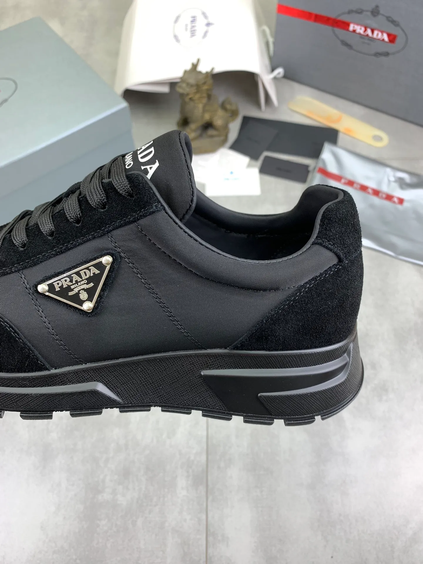 Men's shoes 💰P562💰[New model] The top version is available on the official website, 🆘 The trendy brand (PRADA) mainly promotes the popular model, avant-garde and versatile fashionable men's shoes, private version mold opening, cowhide surface splicing 1:1 replica... fashionable and simple, original imported cowhide and lining cowhide feet; the atmosphere and personality are more fashionable, eye-catching and pursuing class. It will subvert the old idea and be a must-have for fashion trendsetters with you! Must keep it for yourself! Tall and comfortable, large and low, high-end quality workmanship. Code number: 38-44 (45 customized) 4️⃣ colors available.